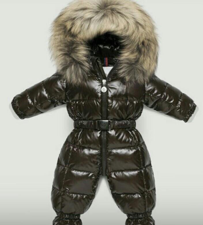 Монклер для детей. Moncler комбинезон детский зимний. детский комбинезон монклер розовый. moncler полукомбинезон детский. комбинзоны с натуральным мехом для младенцев.
