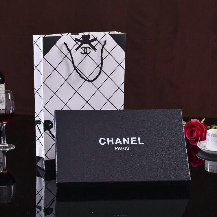 Коробочки шанель. Коробка Chanel. Пакет Chanel. Упаковка Шанель. Коробочка Шанель.