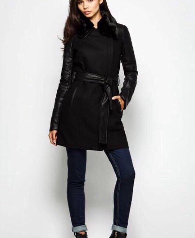 Женское пальто с кожаными вставками