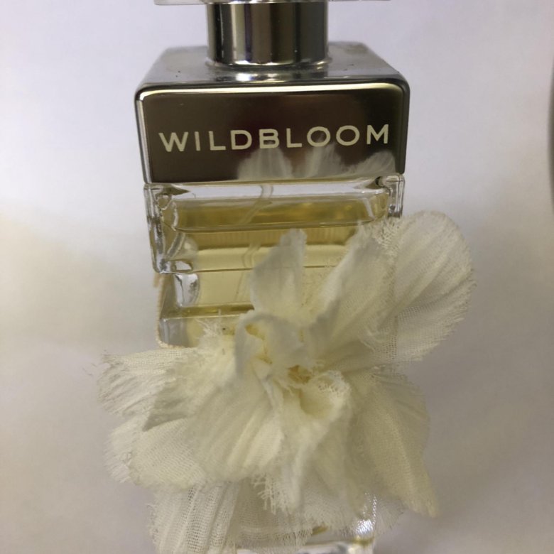 Banana republic wildbloom vert. Парфюмерная вода Banana Republic Wildbloom Vert. Банана Репаблик с цветком зеленый. Банана Репаблик с цветком.