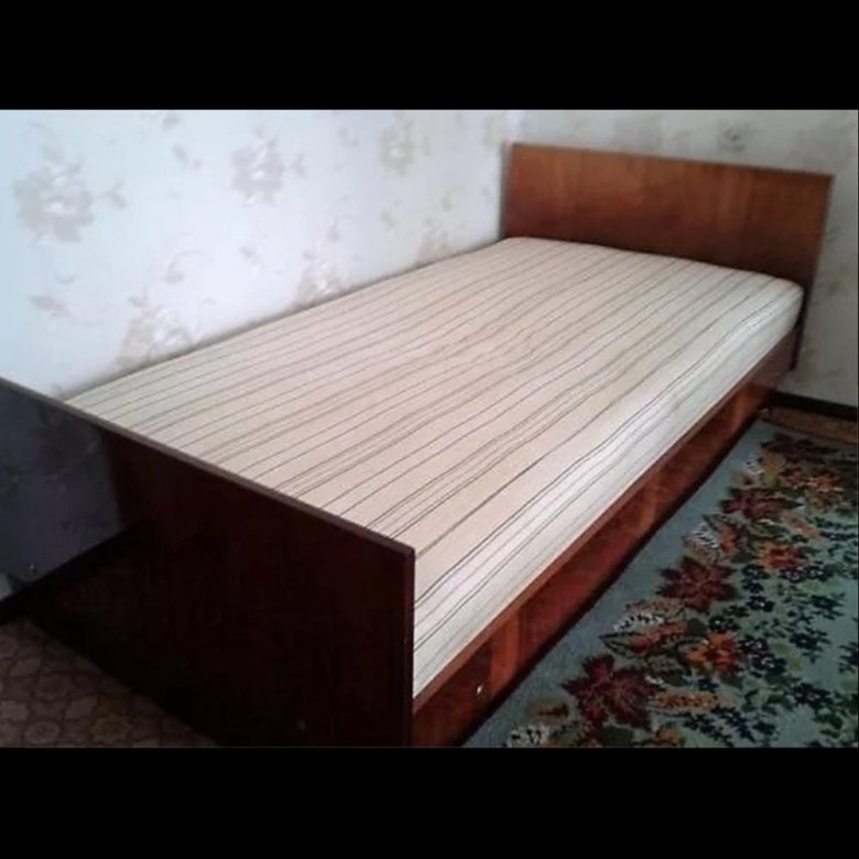 Кровати б у цена. Советская кровать деревянная. Советская двуспальная кровать. Советская кровать полуторка. Старая Советская кровать.