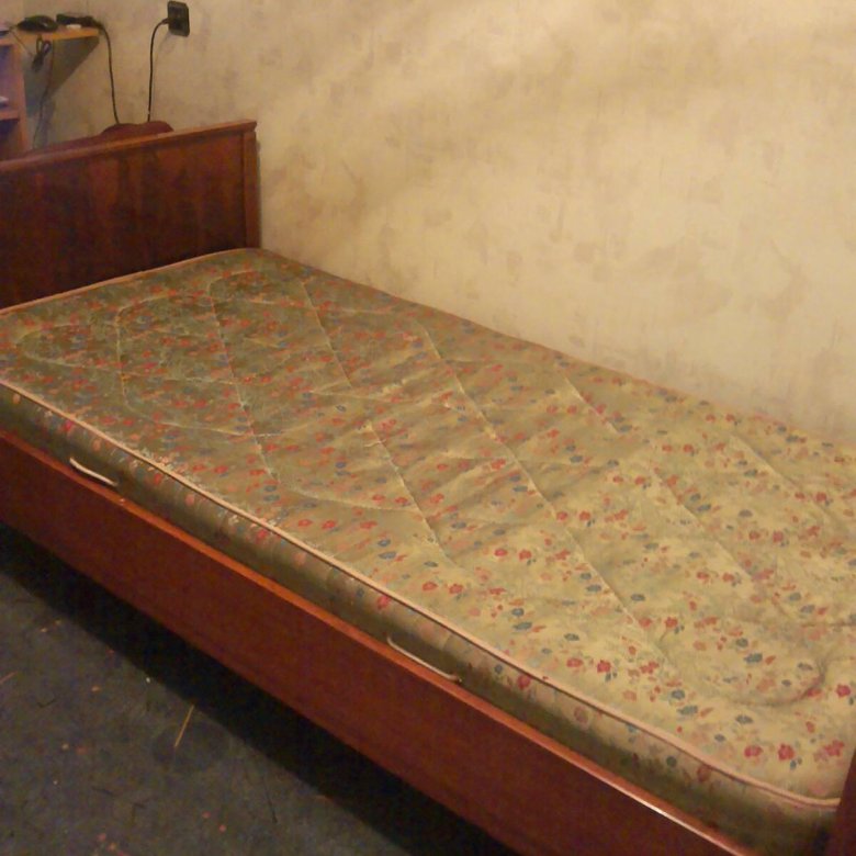 Продать кровать б у. Спальный гарнитур советских времен. Кровать бу. Кровать 90е. Кровать б 1.