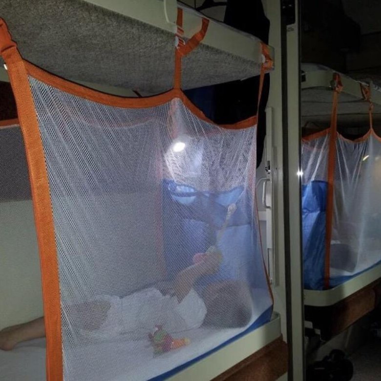 Как закрепить манюню на боковой полке. Как закрепить манеж в купе на верхней полке для ребенка. Жд манеж манюни. Гамак для поезда детский. Бортик для поезда детский.