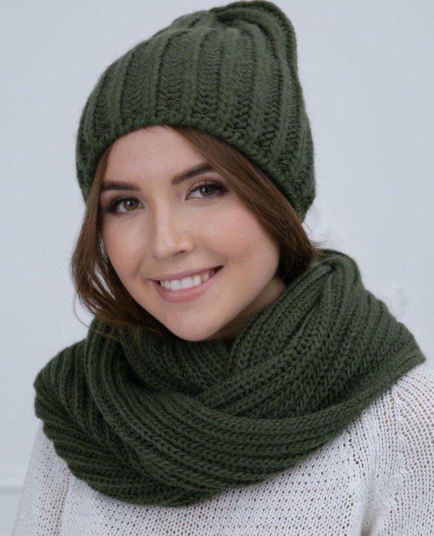 Шапка "охотника" (п/шерсть, черный) (хольстер). Шапка болотного цвета. Изумрудная вязаная шапка. Шапка спицами для женщин. Шапка болотного цвета.
