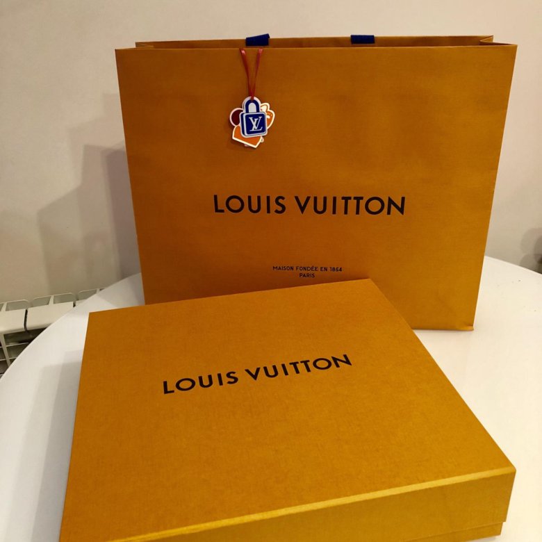 Коробка 2019. Пакет Louis Vuitton. Пакет от Луи Виттон. Коробки Louis Vuitton. Коробка Луи Виттон.