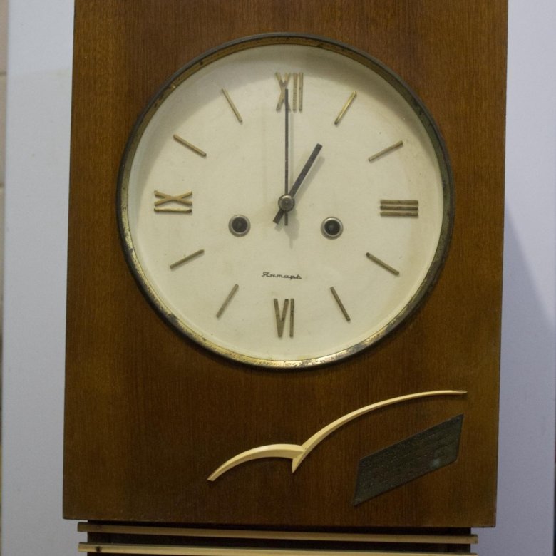 Настенные часы янтарь цена. Часы янтарь кварц. Часы янтарь с боем СССР 1980. Часы янтарь с боем настенные. Часы янтарь СССР настенные.