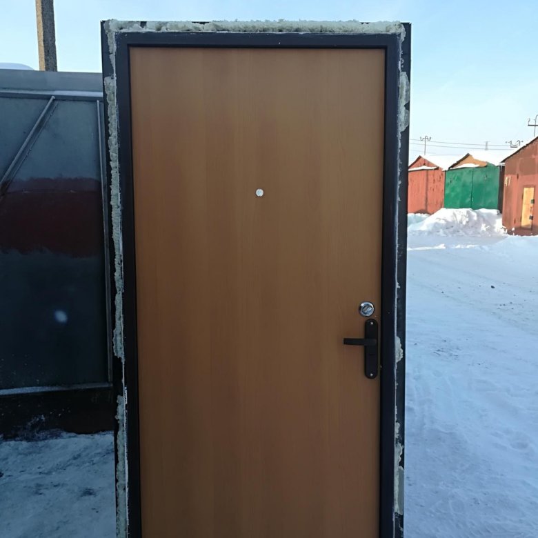 Недорогие двери металлические входные бу. Входной двери 95 на 205. Дверь железная бу. Дверь металлическая с кассовым окном. Дверь металлическая бу.