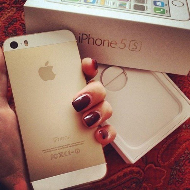 Хочешь айфон 7. Iphone 5s Gold. Iphone 5s золотой. Айфон в руках девушки. Iphone в руке.