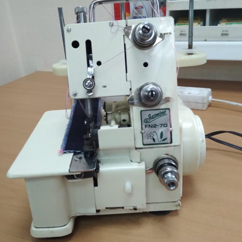 Старые оверлоки 3 ниточные. Китайский оверлок зеленый трехниточный. Оверлок 51 класса. Оверлок 3. Краеобметочная швейная машина 51 класса.