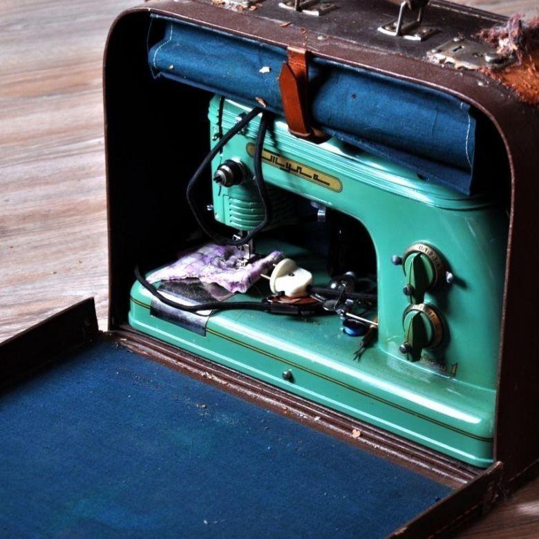 Швейная машинка тула модель. Тула 1 швейная машинка. Швейная машинка Тула 1982 электронный привод. Швейная машинка Тула в чемодане. Машинка Тула модель 1.