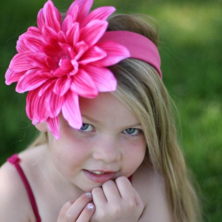 Цветок на голову ребенку. Цветы на голове. Большой цветок на голову. Цветок на голову в садик.
