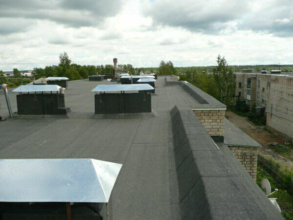 кровли многоэтажных зданий. плоская кровля мкд. крыша плоская многоэтажки. крыша многоэтажного дома. плоские крыши многоэтажных домов.