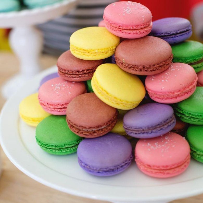 Разноцветные печенья макаронс фото