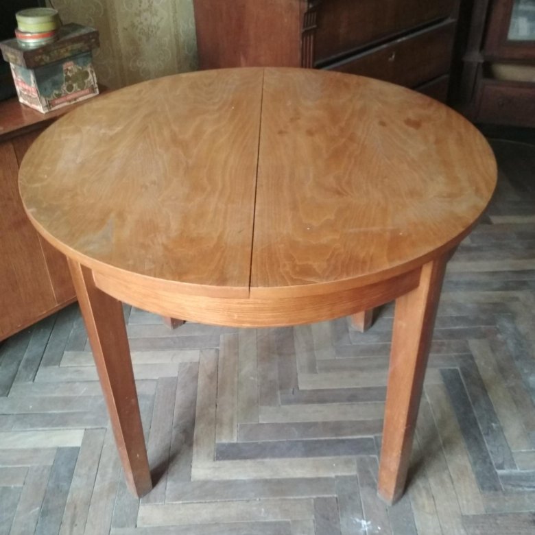 Стол раздвижной б у. Старинный круглый столик. Старый деревянный круглый стол. Старый круглый стол раздвижной. Старый круглый стол раскладной.