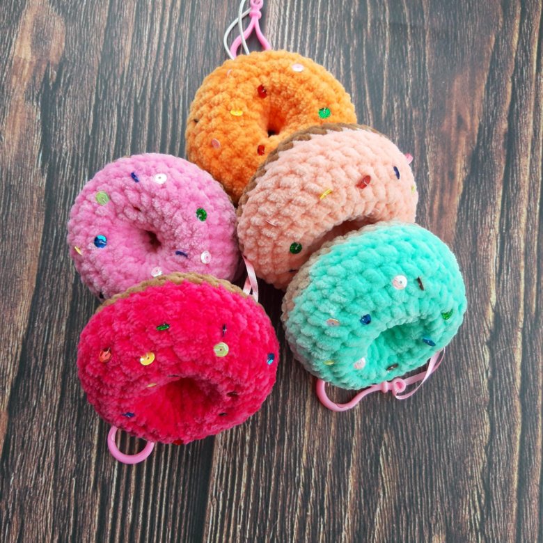 Подушка пончик из плюшевой пряжи. Подушка пончик крючком. Брелочки из плюшеаой пряжи. Вязаный пончик крючком из плюшевой пряжи. Ализе пуффи подушка пончик.