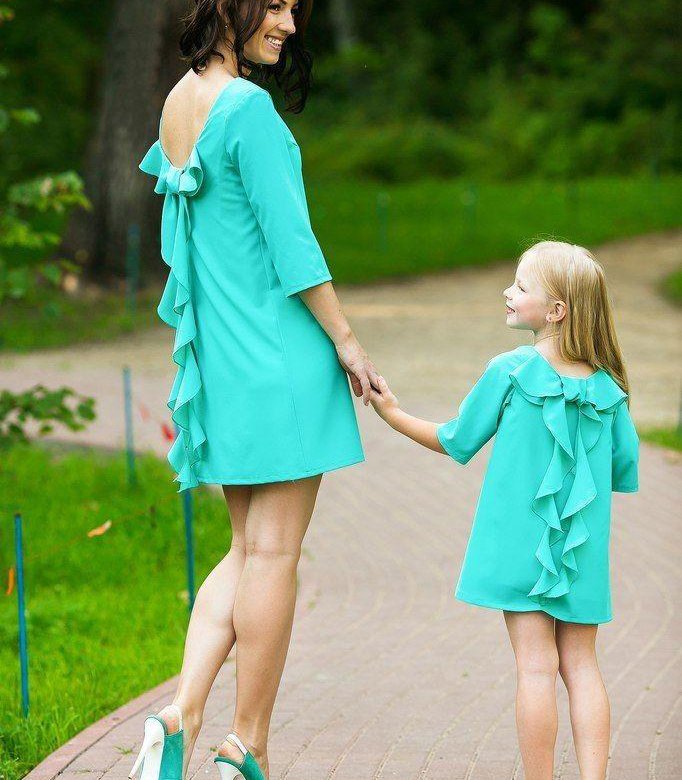 Мама с дочкой в платьях