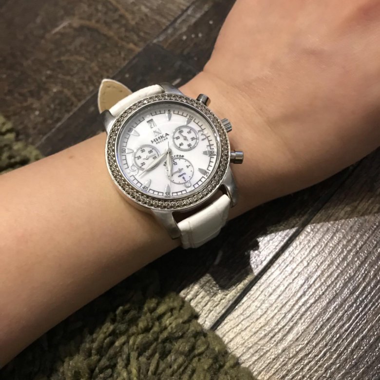Серебряные часы на руке