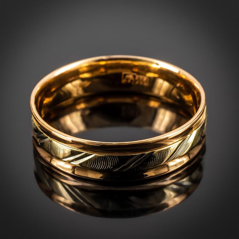 Золотое кольцо с гранями. Обручальные кольца с гранями. Мужское обручальное кольцо с гранями. Обручальные кольца с алмазной гранью. Свадебные кольца с гранями.