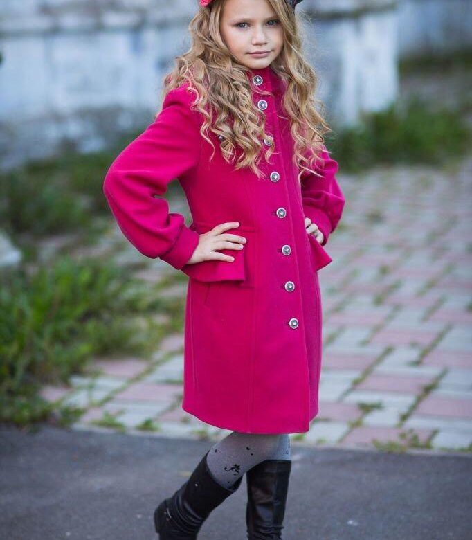 Девочка в красном пальто