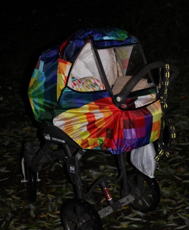 дождевик на коляску. маленькая коляска. пупс земли дождевик на коляску. фото дождевик дождевик для пупсика. козырёк на коляску пупс земли.