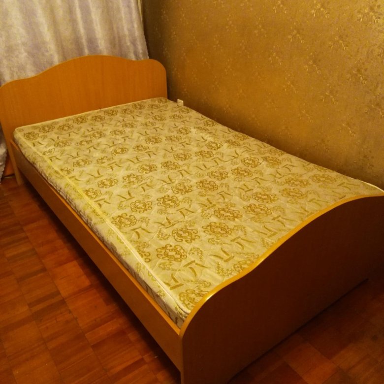 Какая кровать полуторка. Кровать полуторка. Кровать на полу. Кровать полуторка с матрасом. Кровать полуторка с матрацем.