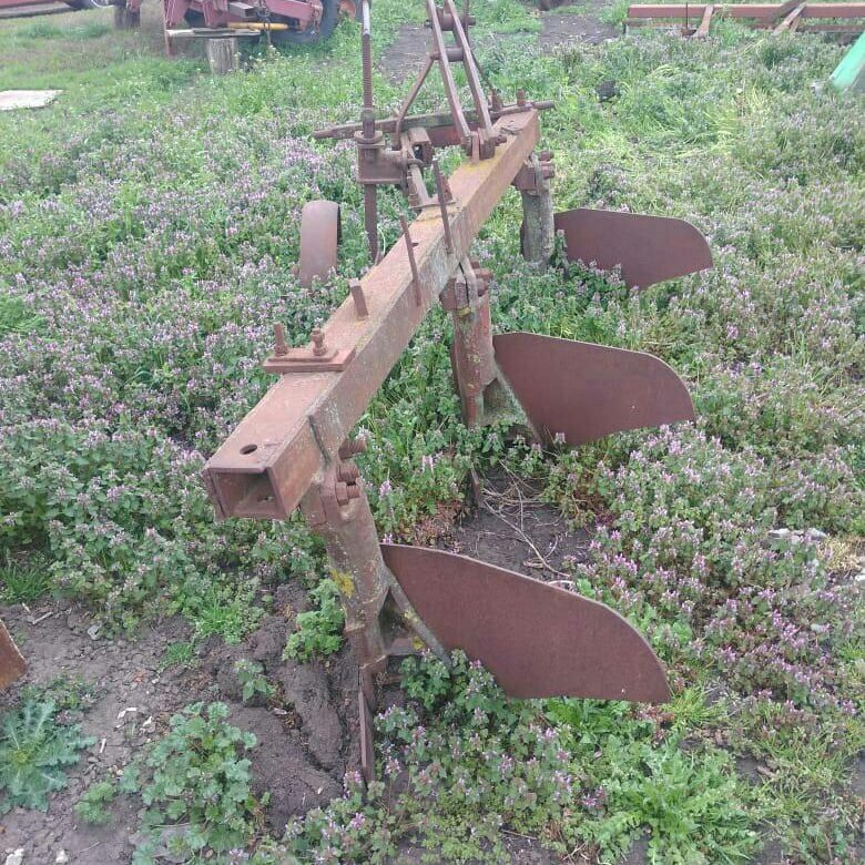 Мтз 82 с плугом. Плуг на т25 своими руками. Плуг на т 40. Трактор с плугом. Культиватор для т40.