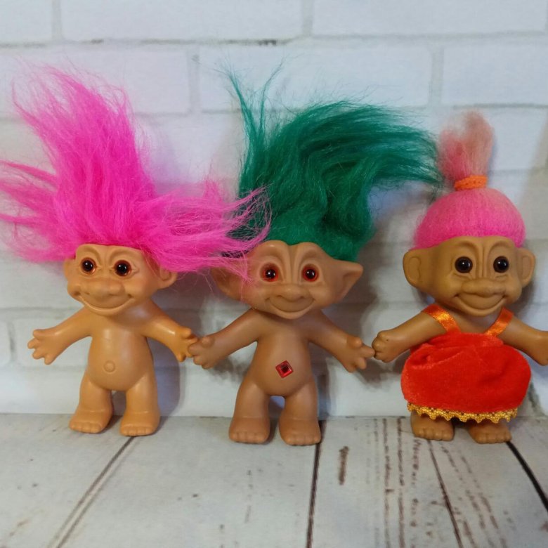 Тролли с цветными волосами. Игрушка с цветными волосами. Тролли из 90 х. Тролль доллс 1990. Тролли с разноцветными волосами.