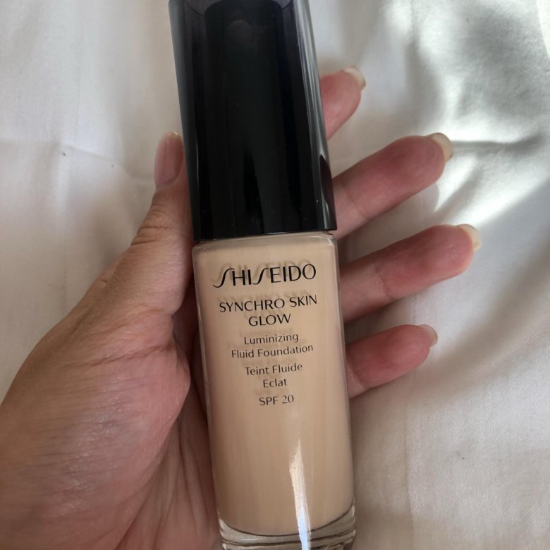 Тональный крем shiseido synchro skin glow. Тональный шисейдо Synchro Skin. Шисейдо скин Глоу тональный крем. Shiseido Synchro Skin Glow Neutral. Shiseido тональный крем оттенки