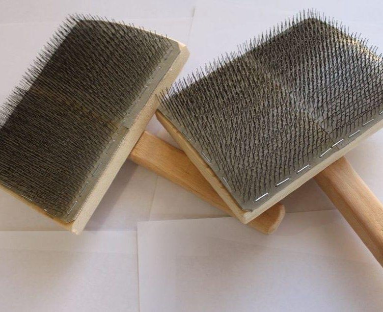 Щетка для чесания шерсти. Щетка для расчесывания пуха. Щетки для чесания шерсти старинные. Чески для шерсти. Чесалка трепалка для шерсти.