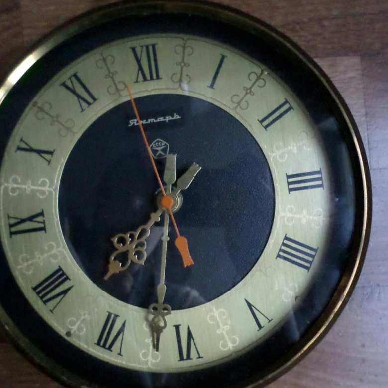 Настенные часы янтарь цена. Часы Маяк янтарь. Часы янтарь кварц СССР настенные. Часы янтарь СССР (57215 ). Часы янтарь СССР 80.