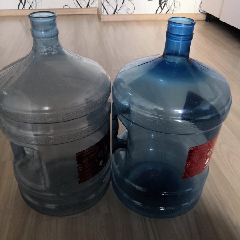 Пустые бутыли для воды 19 литров. Бутыль для кулера. Бутыль от кулера. Бутылка из под кулера. Подставка для бутылок 19 л.