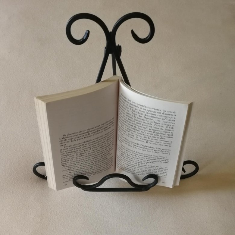 Кованная книга арт объект. Подставка для нотной книги. Подставка под книги кованая. Винтажная подставка для книги. Кованная книга.