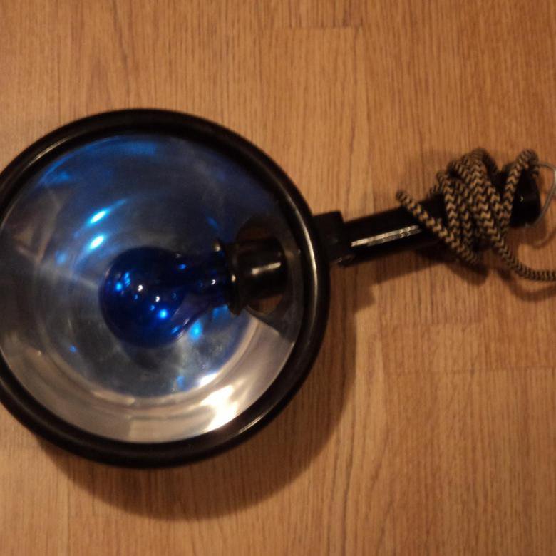 Можно греть ухо синей лампой. Синяя лампа на подставке. Советский Медрефлектор. Лампа для лечения ушей синяя. Медрефлектор 1975.