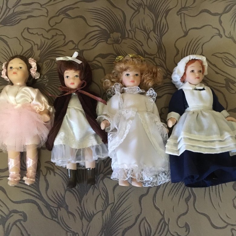 В коллекции 15 фарфоровых. Маленькие фарфоровые куклы. Маленькая фарфоровая куколка. Запчасти для фарфоровых кукол. Кукла фарфоровая сидячая музыкальная.