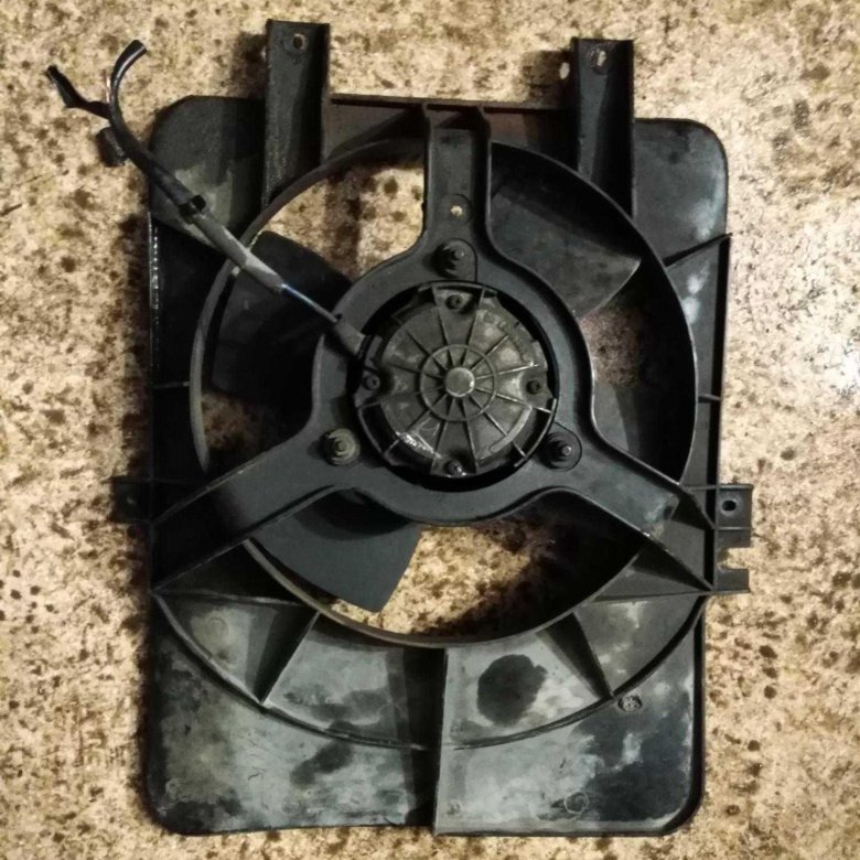 Вентилятор на ваз 2110 инжектор. Вентилятор охлаждения радиатора ваз 2110. Кожух вентилятора ваз 2110. Вентилятор охлаждения радиатора ваз 2108. Вентилятор охлаждения ваз 2110.