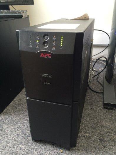 Ибп apc smart ups 2200. Ups 2200 бесперебойник. APC Smart ups 2200 аккумуляторы. Smart ups APC 2200 В разборе.