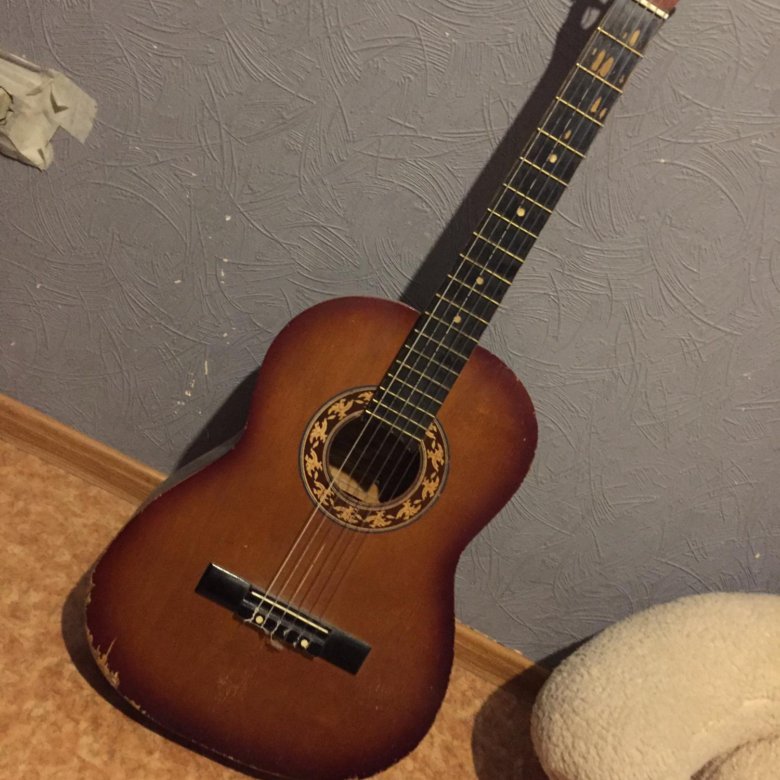 обычная электрогитара. электра гитара. электрическая гитара. советская электроакустика ленинград. самопальные электрогитары.