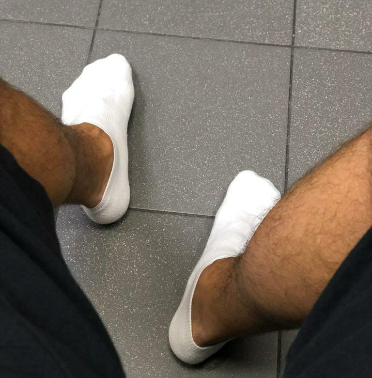 Мужские ноги в носках