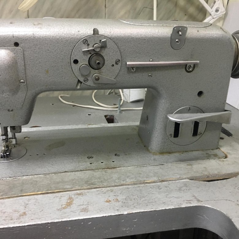 Промышленная швейная с шагающей лапкой