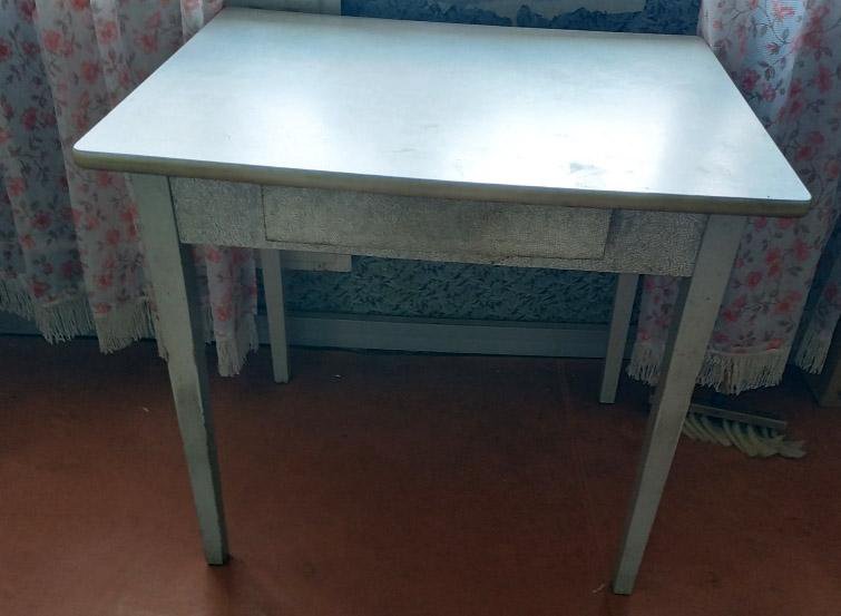 Советский кухонный стол. Старый Советский кухонный стол. Советский столик кухонный. Советский деревянный стол.