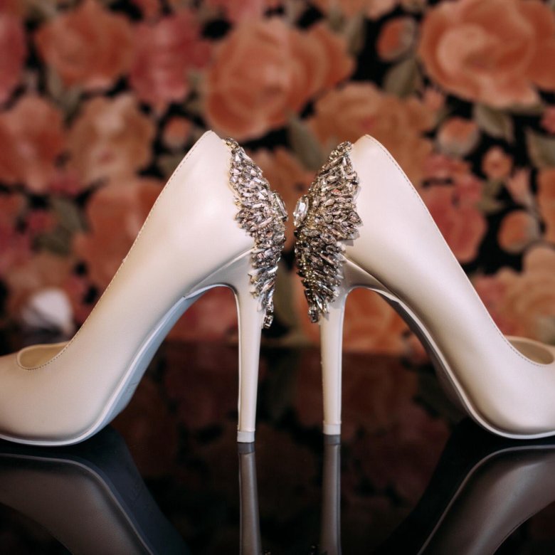 Туфельки на каблуках 7 лет девочке. Туфли мягкие респект. Свадебные туфли бархатные. Туфли эконика женские кожаные. Старые туфли из мега.