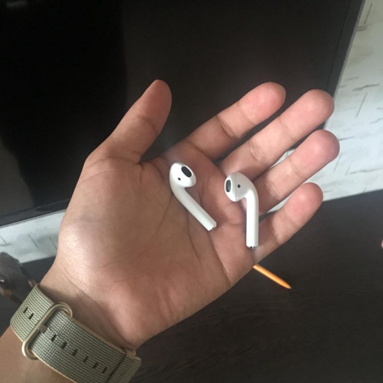 Левый наушник airpods. Левый наушник Apple AIRPODS 1. AIRPODS 2 левый и правый наушник. Правый левый наушник аирподс. Левый правый наушники AIRPODS.