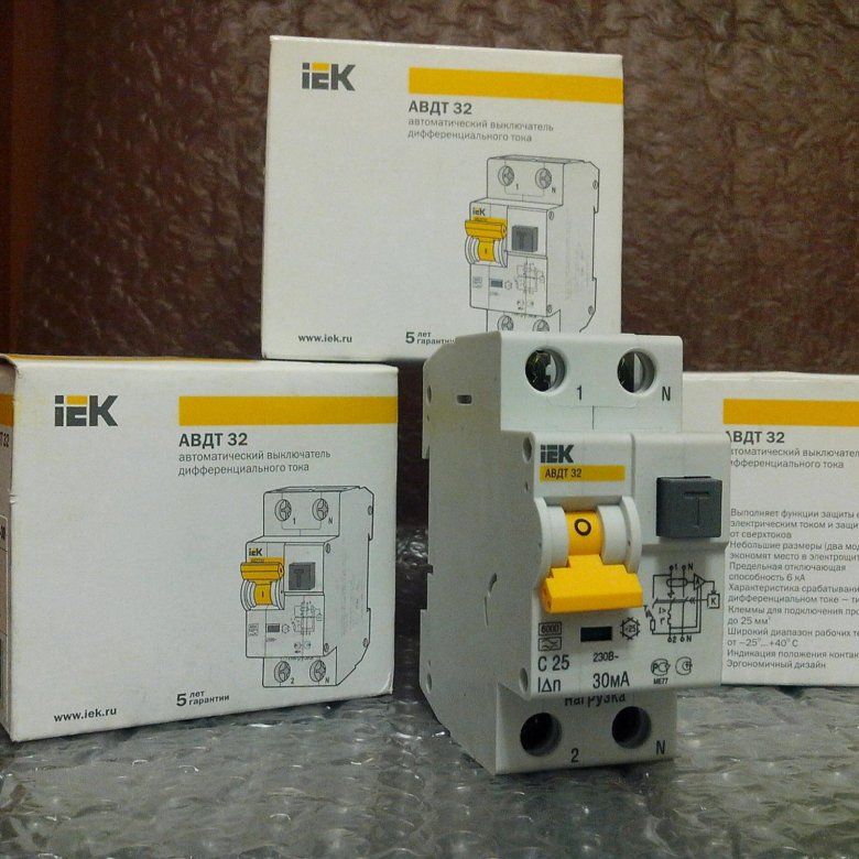Автоматический выключатель дифференциального тока авдт32. Дифавтомат ИЭК 25а. Автоматический выключатель дифференциального тока авдт32 c25 IEK. IEK автоматические выключатели c25. Диф автомат АВДТ 32 c25 "IEK".