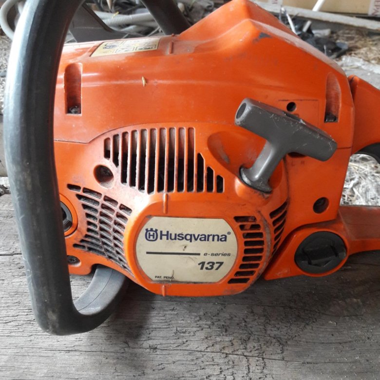 Какой бензин бензопилы хускварна. Husqvarna 137. Husqvarna 137e. Бензопила Husqvarna 137е. Бензопила Хускварна 125.