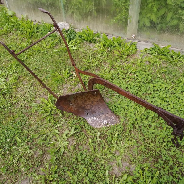 конный плуг 2 лемеха. плугарь плуг конный. плуг конный старинный. распашник плуг конный. конский плуг.