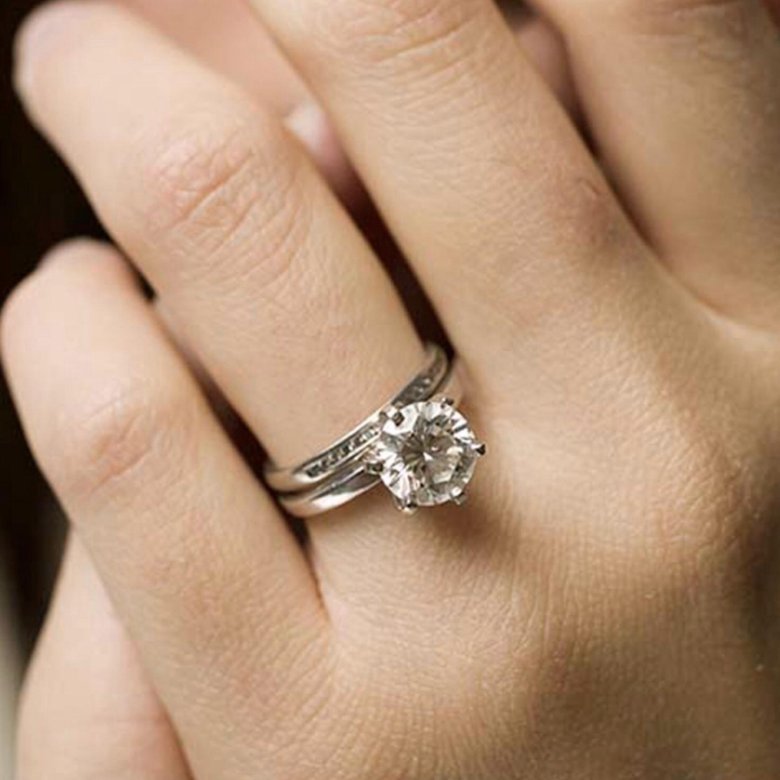 Кольцо с одним бриллиантом на пальце