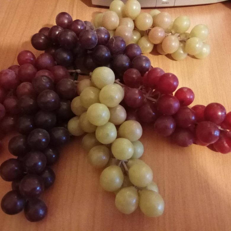 Виноград купить ростов. Искусственный виноград. Синтетический виноград. Виноградная гроздь искусственная. Искусственный виноград для интерьера.