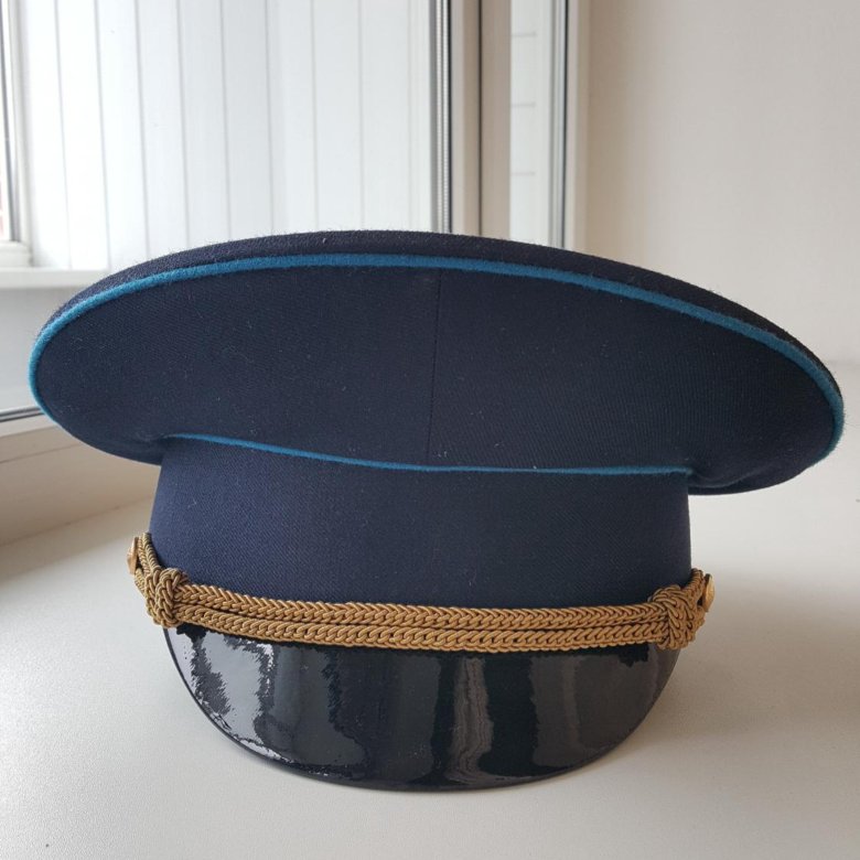 Фуражка офисная синяя. Фуражка мчс сзади. Колоритный такой чуб большой синяя фуражка. Колоритный такой чуб большой синяя фуражка. Фуражка с синим околышем нквд.