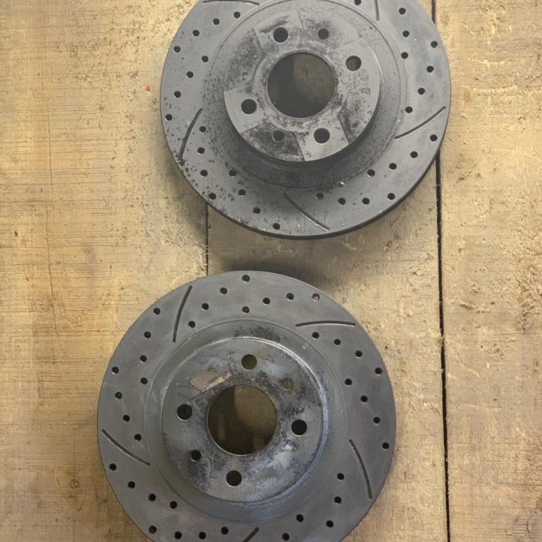 Тормозные диски передние lada приора 2012. Диски перфорированные ваз. Тормозные диски передние перфорированные для лада приора. Диски перфорированные ваз. Диск тормозной 2108 r13 перфорированный.