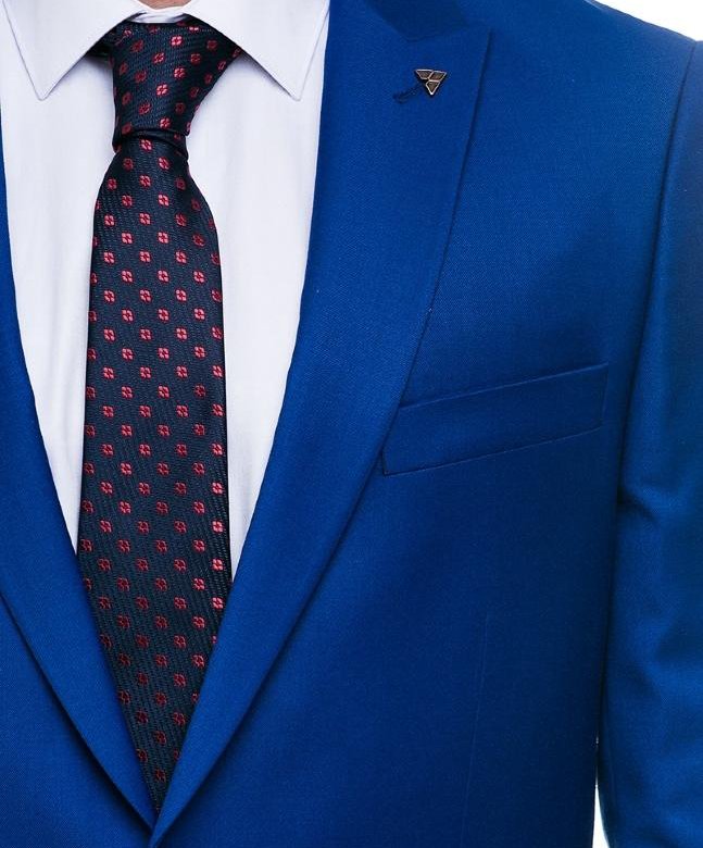 Синий мужской костюм красный галстук